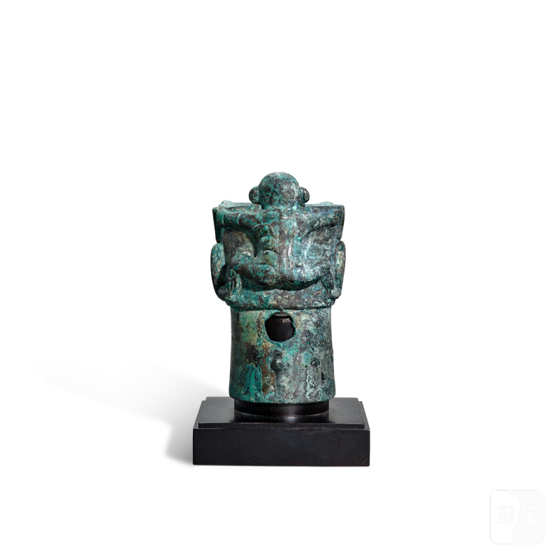 An archaic bronze 'tiger and figure' chariot fitting, Western Zhou dynasty | 西周 青銅虎面人身車穀 - 图3